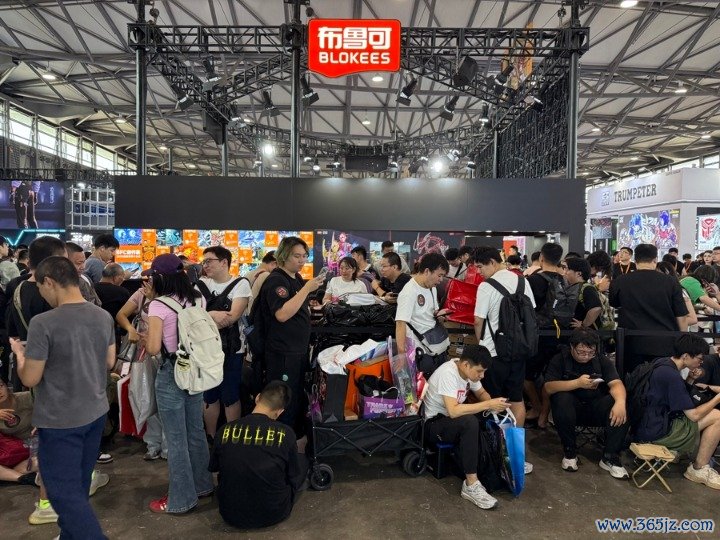 粉丝大多拎着大包小包,简工博摄