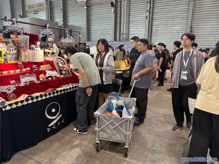 粉丝在全心挑选满意的手办,简工博摄