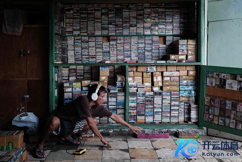 府上图：印尼雅加达，一家商店内的盒式磁带。（视觉中国）